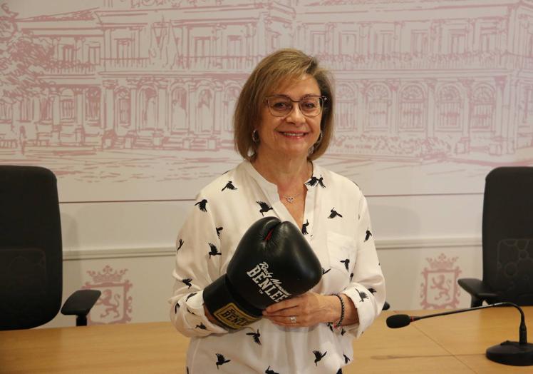 Evelia Fernández, concejal de Cultura, posa con un guante de boxeo.