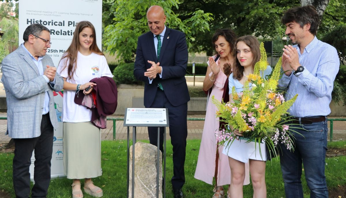 Descubrimiento de un monolito en memoria del antiguo hospicio de León