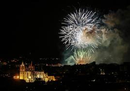 Fuegos artificiales en León por las fiestas de San Juan y San Pedro en 2022.