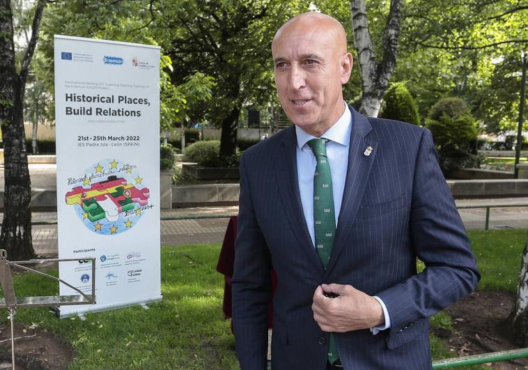 El alcalde de León, José Antonio Diez, en el acto de inauguración de un monolito en memoria del Hospicio de León.