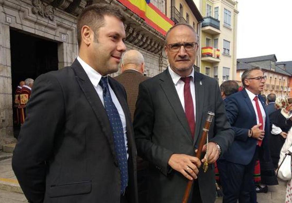 Iván Alonso junto a Olegario Ramón en un acto de las fiestas de la Encina de Ponferrada.