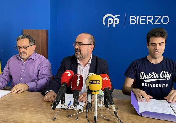 El alcalde de Ponferrada, junto al presidente (I) y el secretario (D) de la Juntal Local del PP.