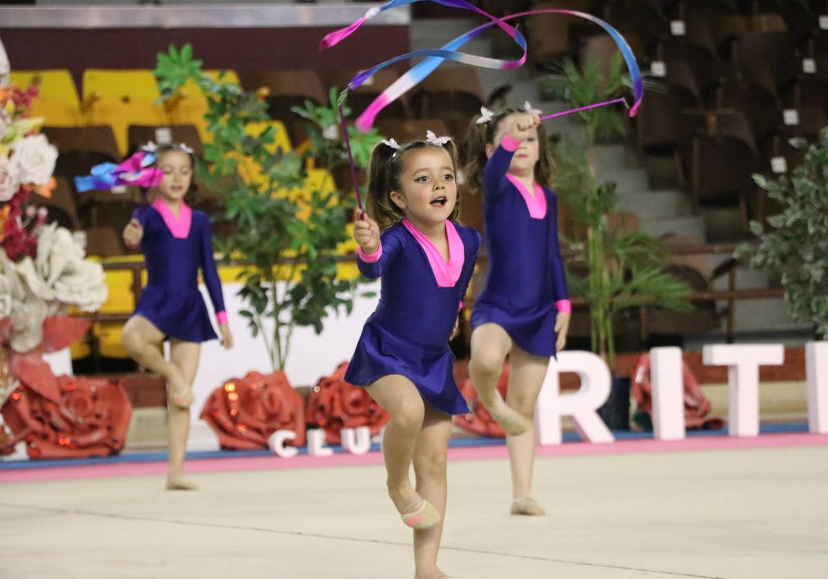 Las niñas del Club Ritmo durante el espectáculo del Palacio de los Deportes.