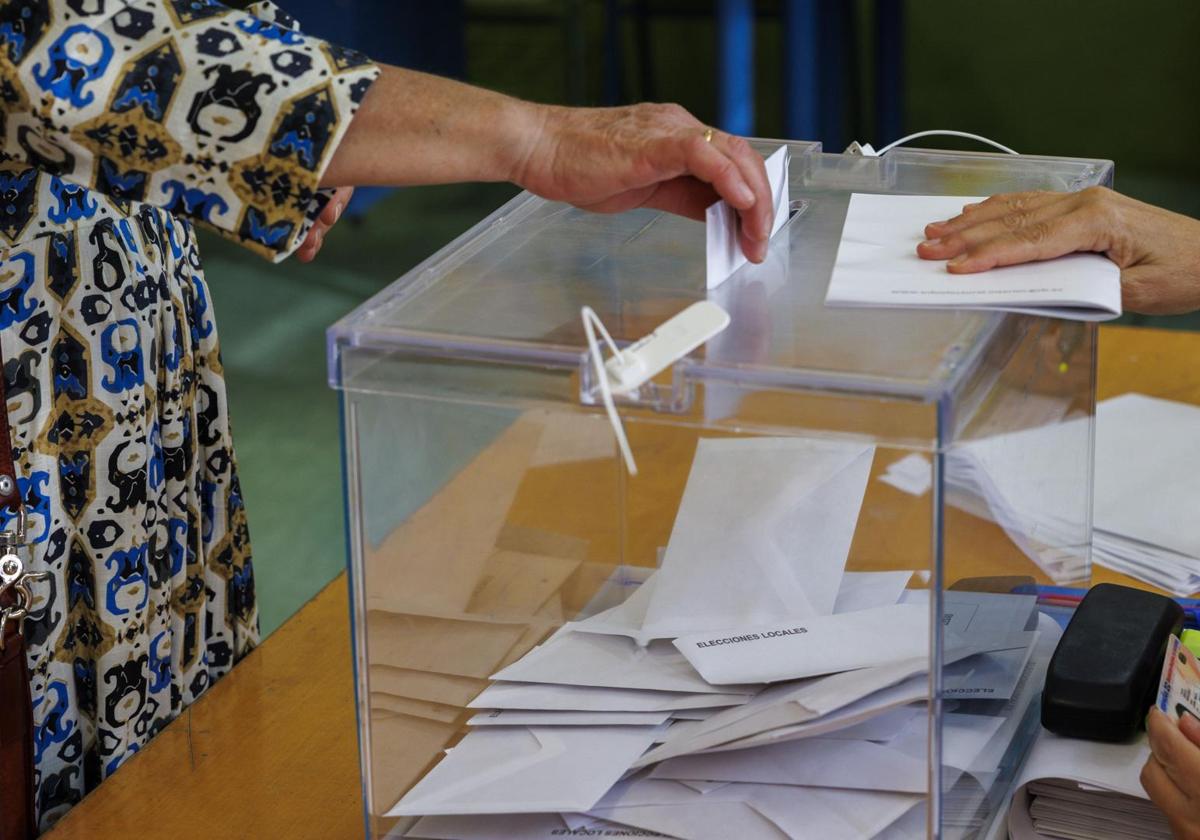 Imagen de una persona votando en unas elecciones en la provincia.