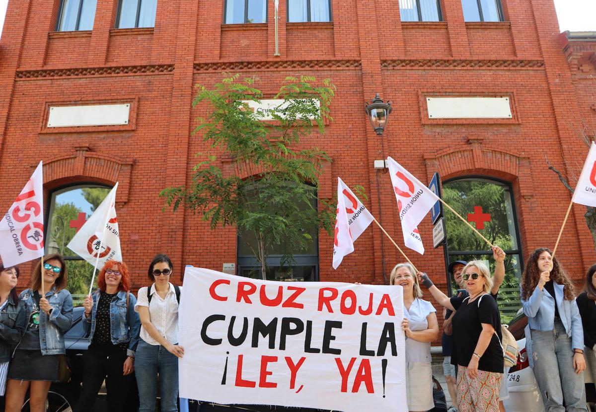 El Comité de Empresa de Cruz Roja en León, junto a los sindicatos CC. OO. y USO ha protagonizado, en la mañana de este jueves, una concentración frente a la sede provincial de la ONG.