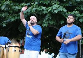 La música del Coro de la iglesia Evangélica Filadelfia de León llena de multiculturalidad de la plaza de las Cortes Leonesas.