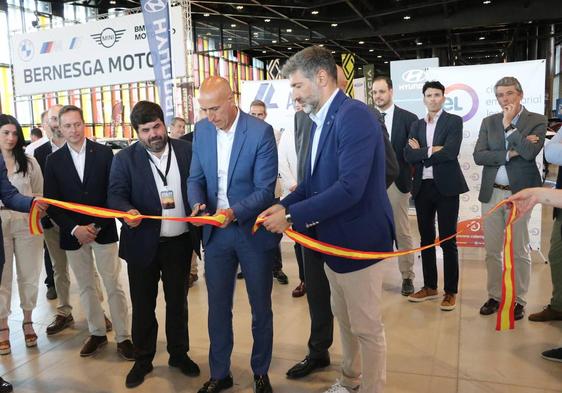 Inauguración oficial de la feria con el simbólico corte de cinta.