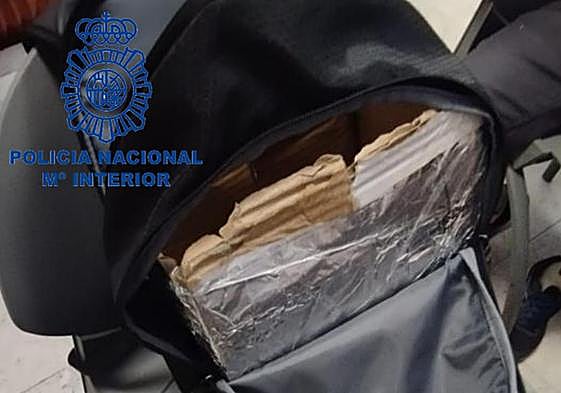 Mochila forrada con papel de aluminio donde escondía los artículos sustraídos.