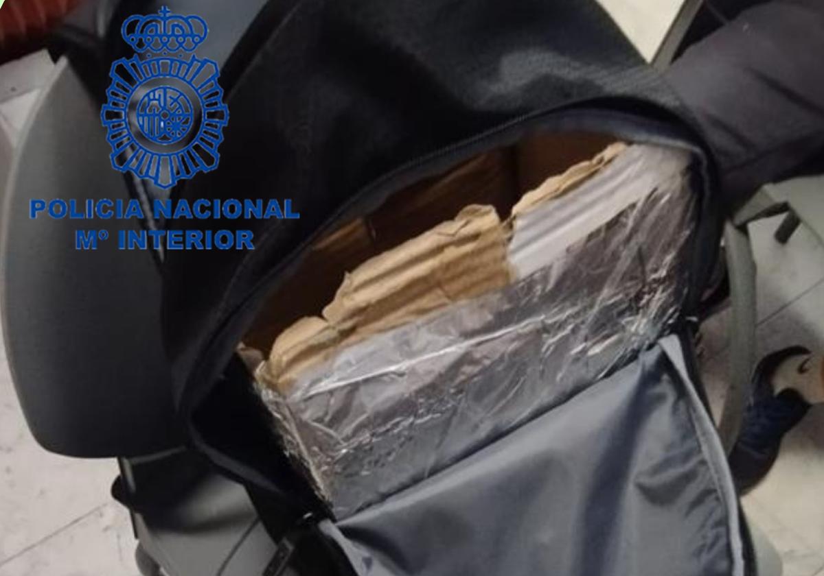 Mochila forrada con papel de aluminio donde escondía los artículos sustraídos.