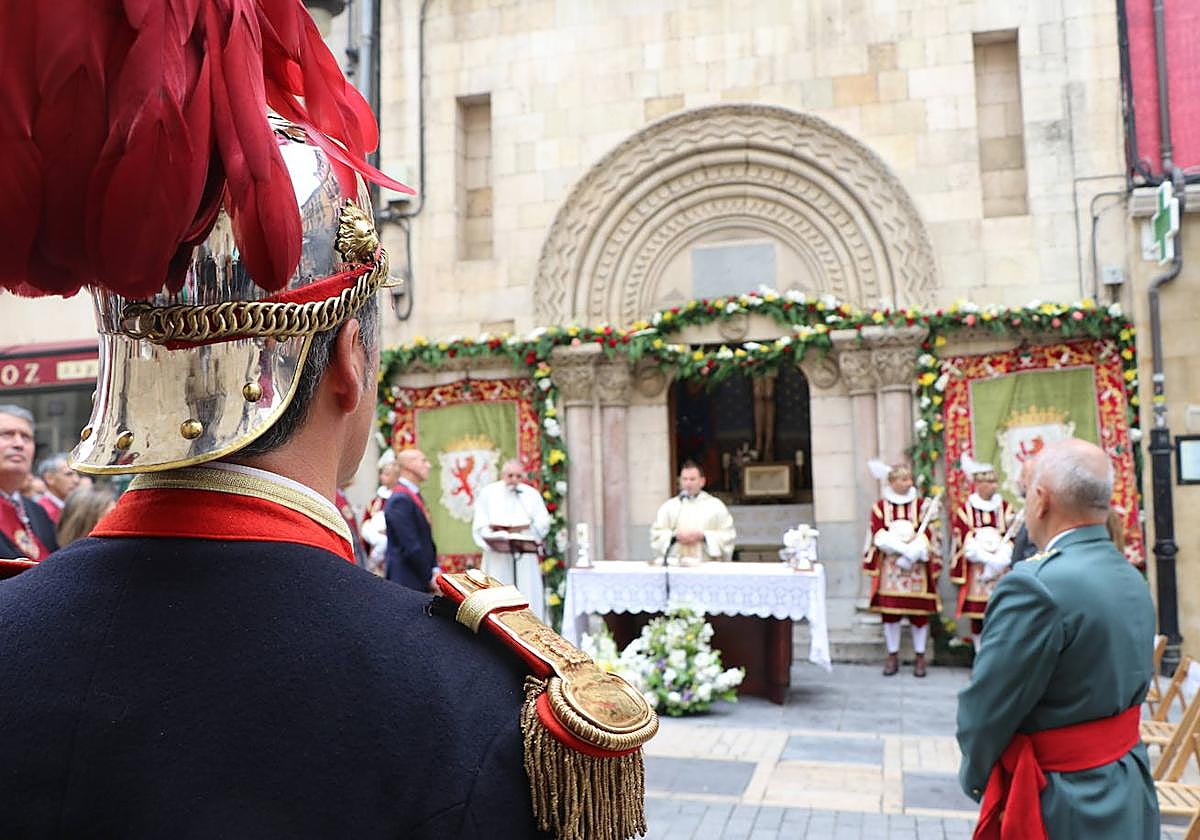 Tradicional misa en la Capilla del Cristo de la Victoria.