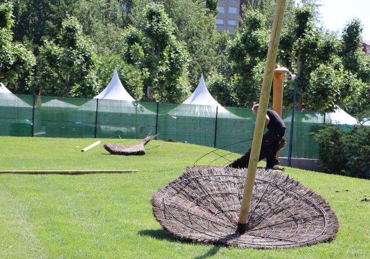 Las piscinas de Sáenz de Miera se preparan para combatir la sombra con una veintena de sombrillas de paja.