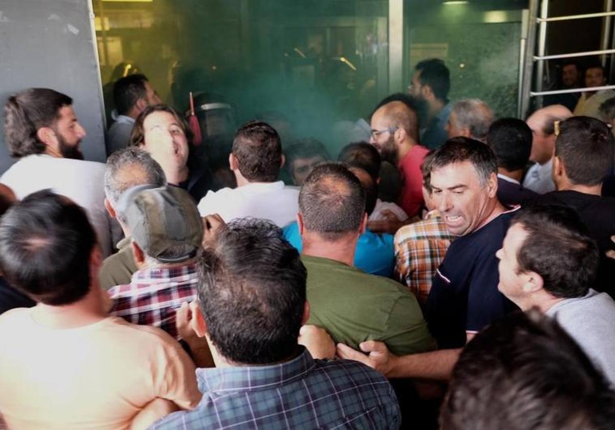 Los ganaderos salmantinos frente a la Delegación Territorial de Salamanca.