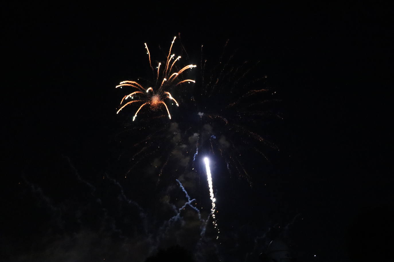 La pólvora ilumina la leonesa noche de San Juan