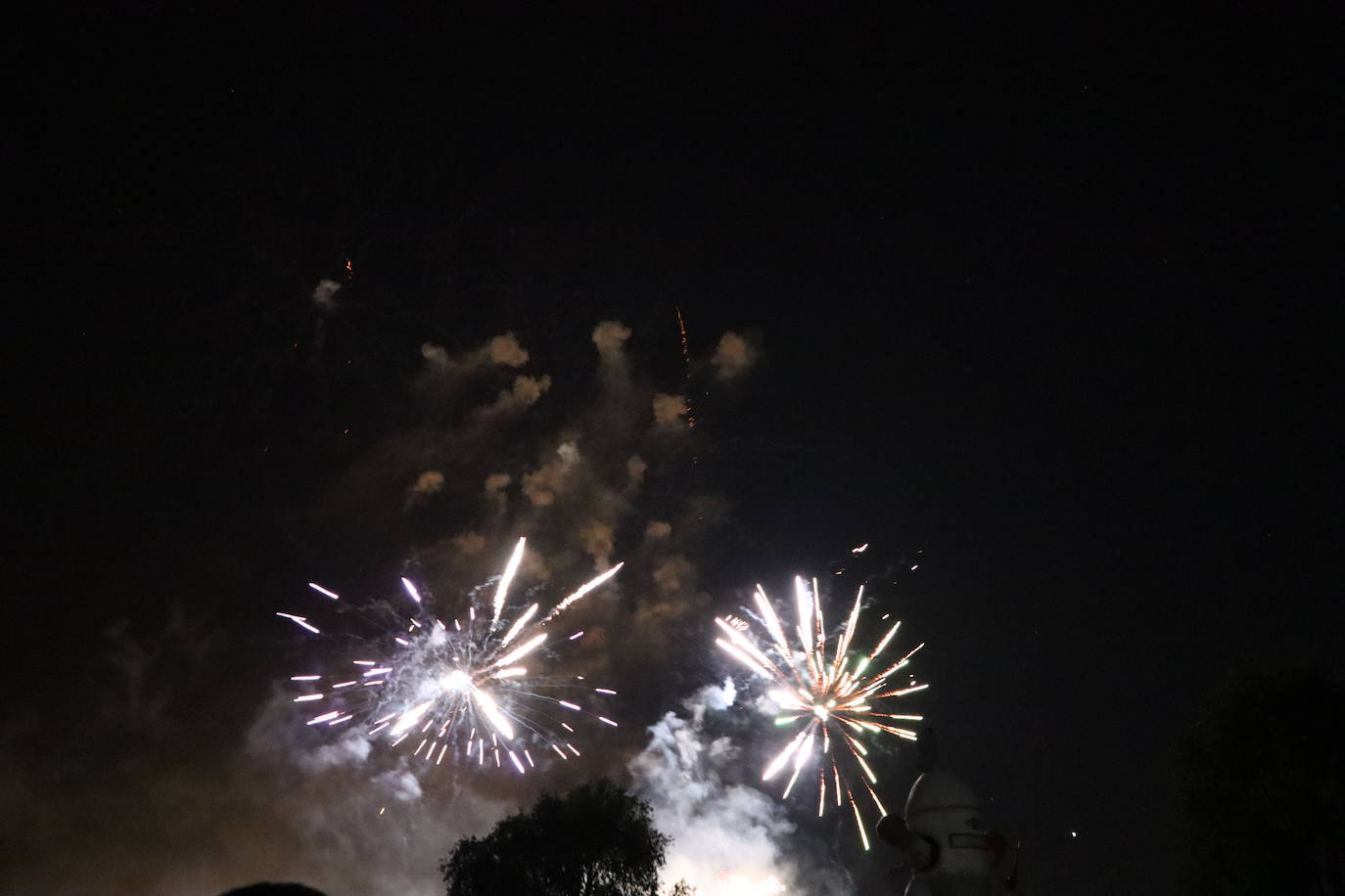 La pólvora ilumina la leonesa noche de San Juan