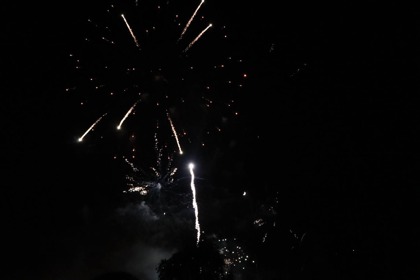 La pólvora ilumina la leonesa noche de San Juan