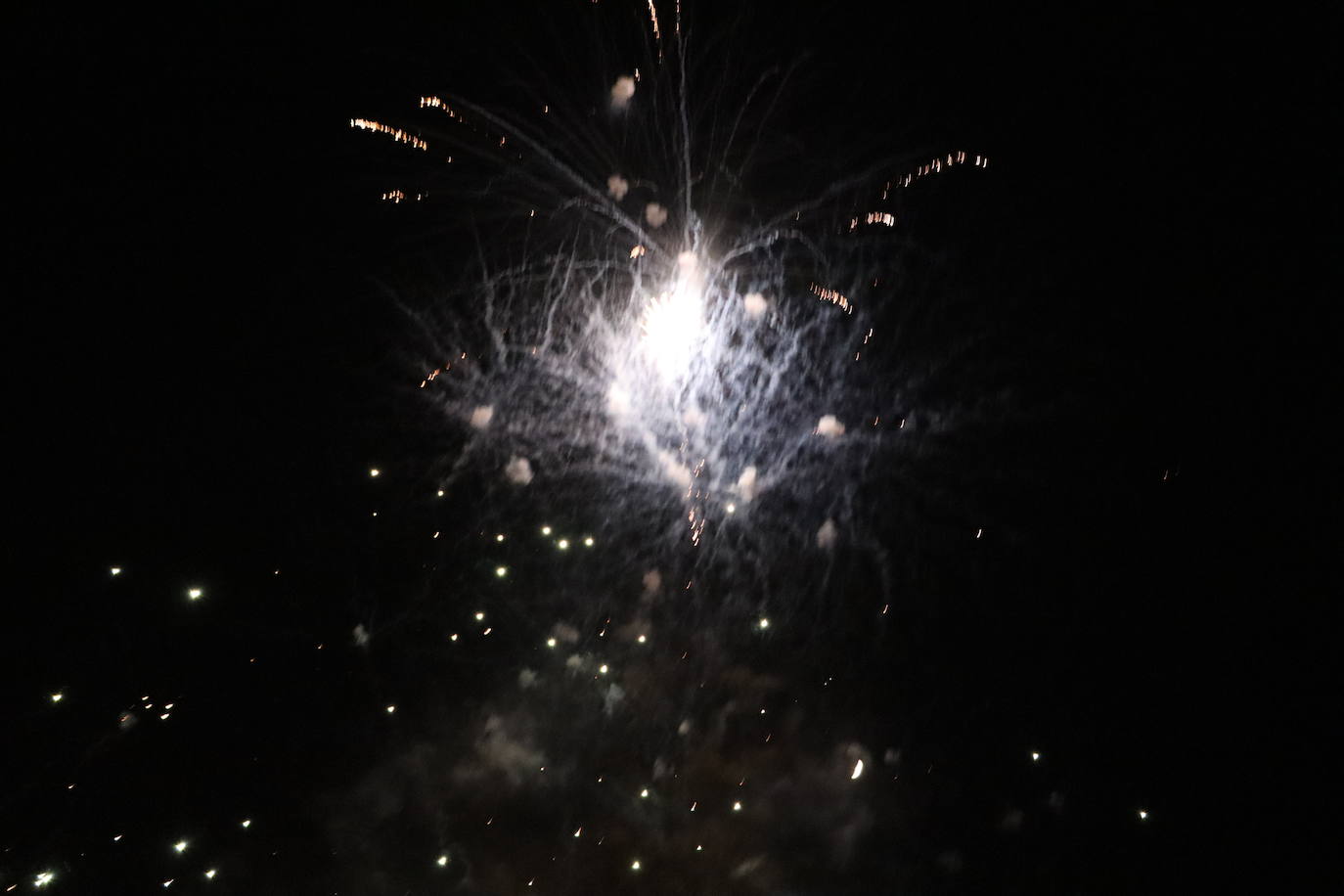 La pólvora ilumina la leonesa noche de San Juan