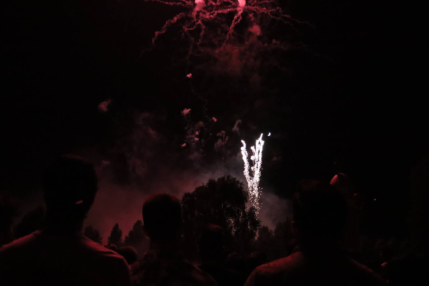 La pólvora ilumina la leonesa noche de San Juan