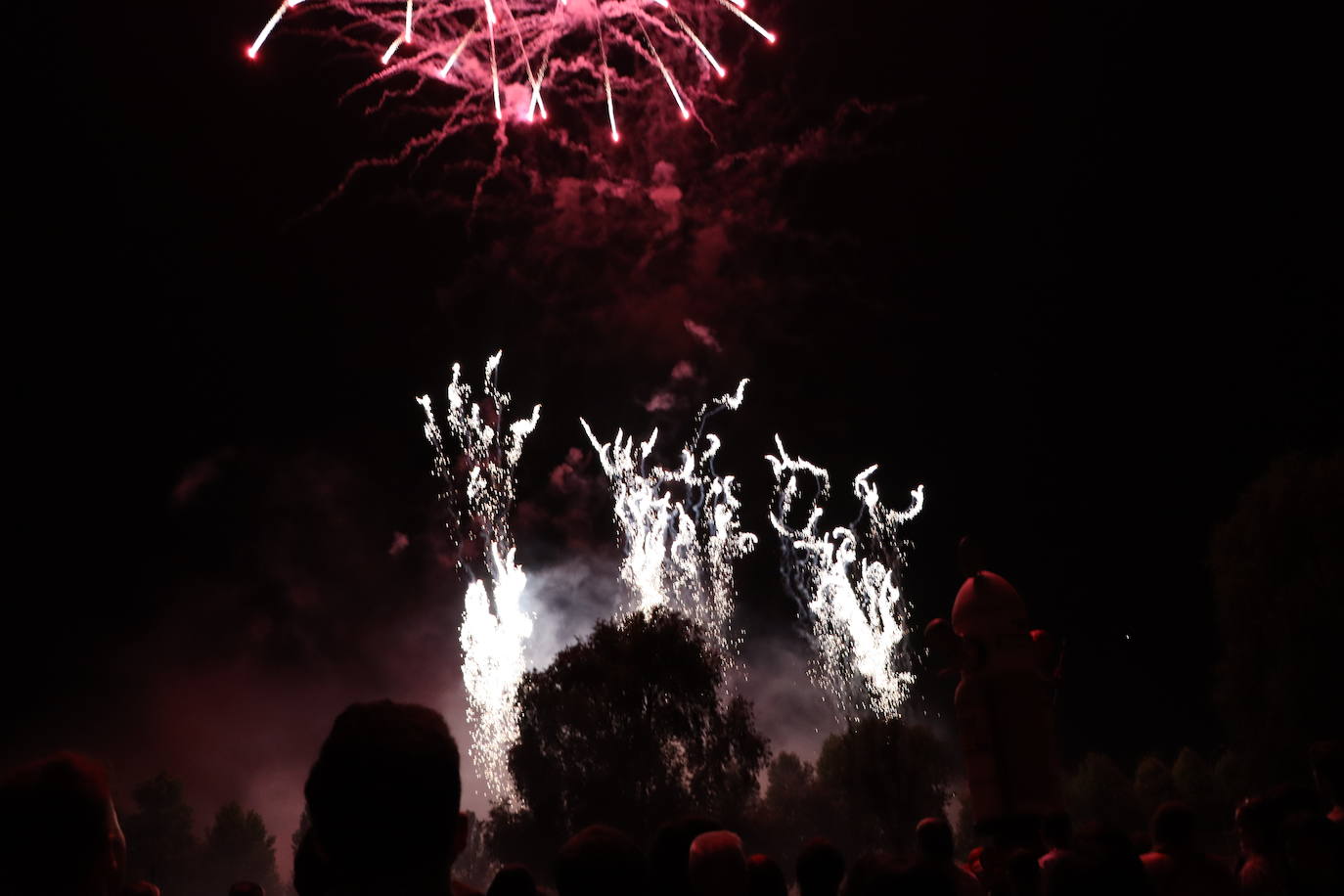 La pólvora ilumina la leonesa noche de San Juan