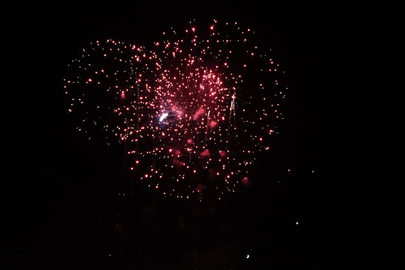 La pólvora ilumina la leonesa noche de San Juan