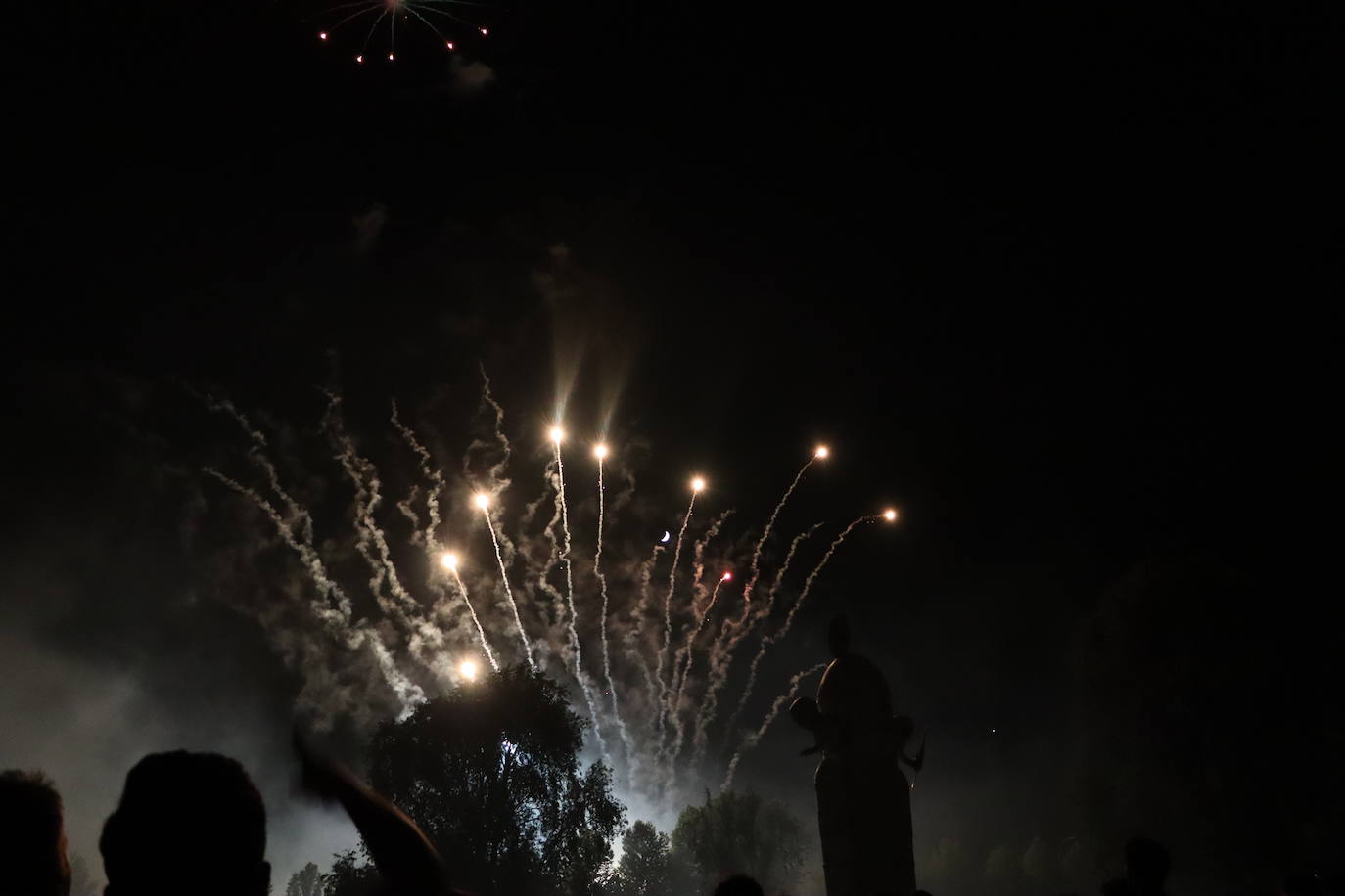 La pólvora ilumina la leonesa noche de San Juan