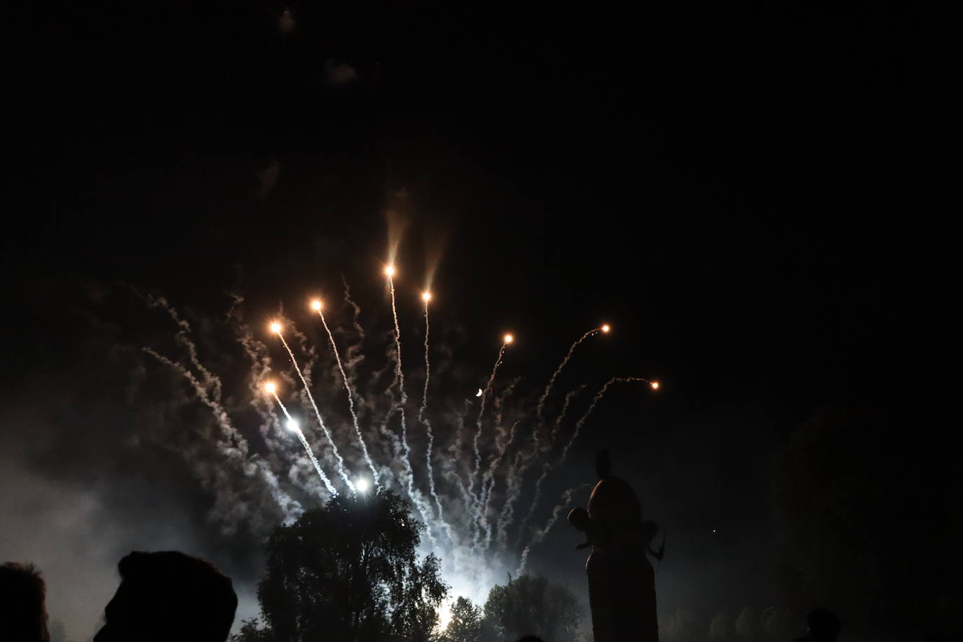 La pólvora ilumina la leonesa noche de San Juan