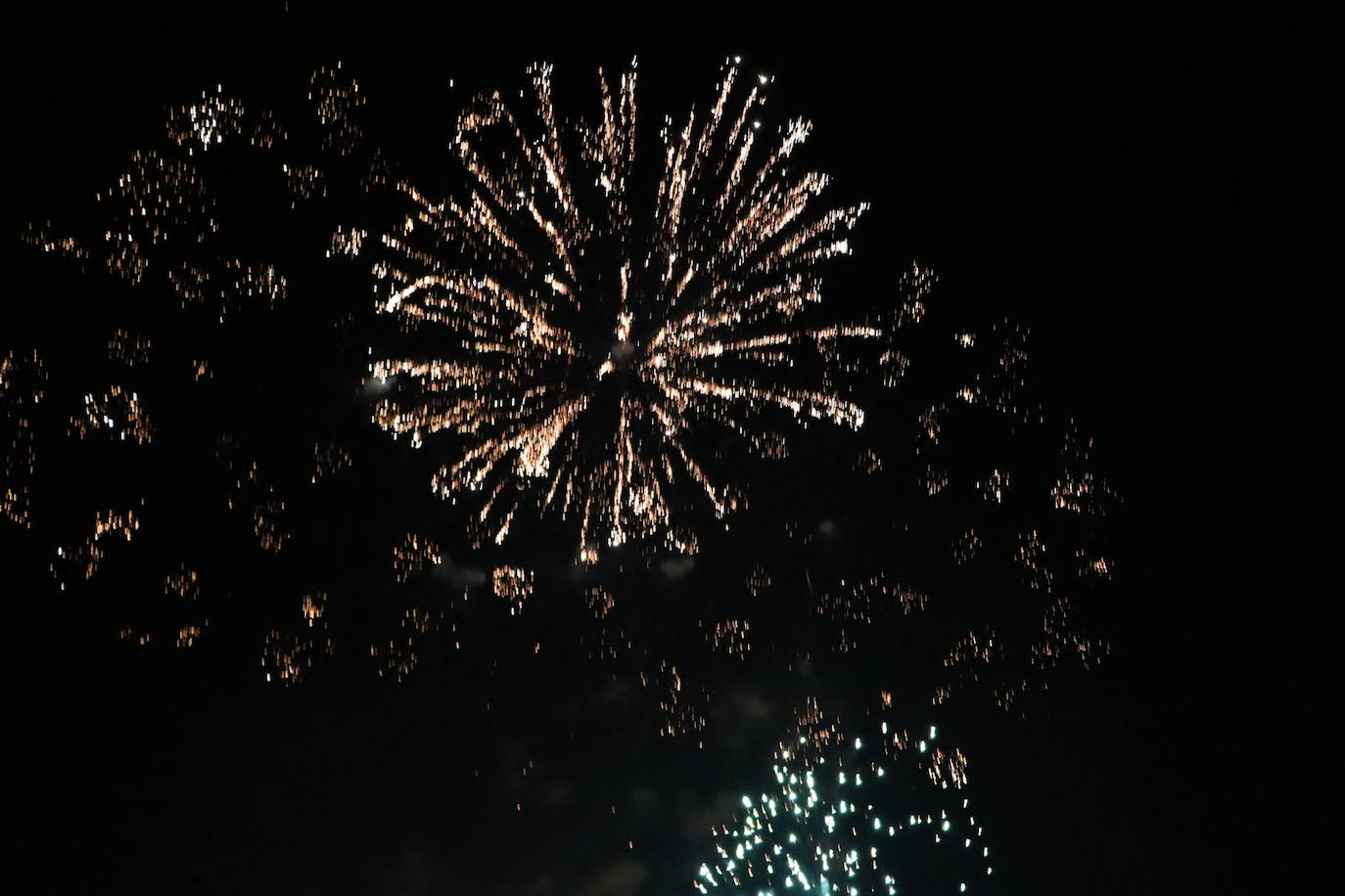 La pólvora ilumina la leonesa noche de San Juan