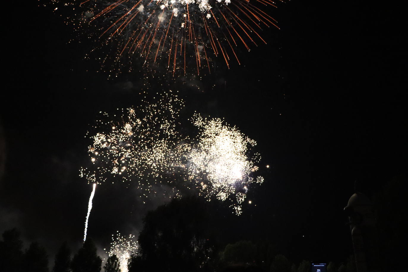 La pólvora ilumina la leonesa noche de San Juan