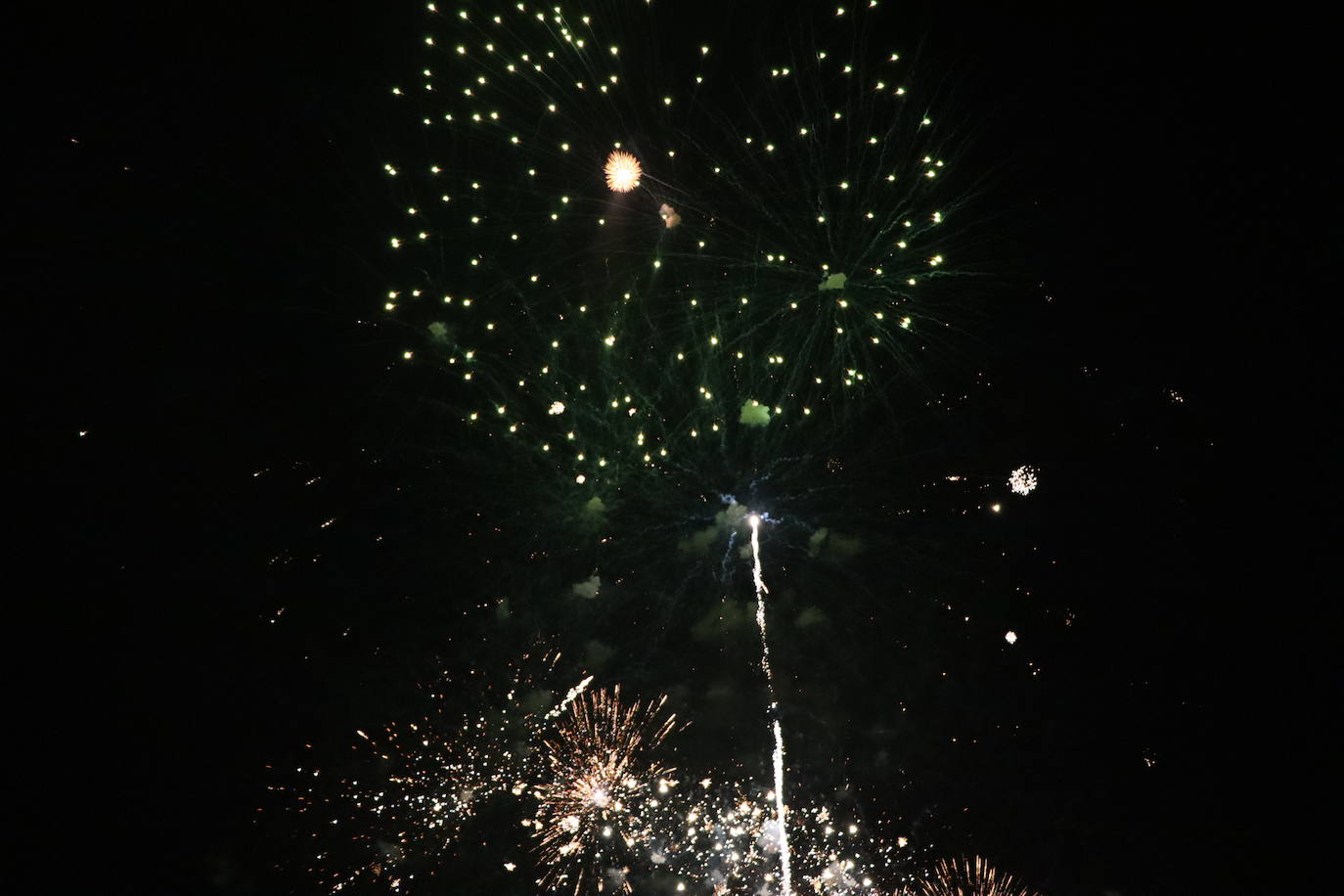 La pólvora ilumina la leonesa noche de San Juan