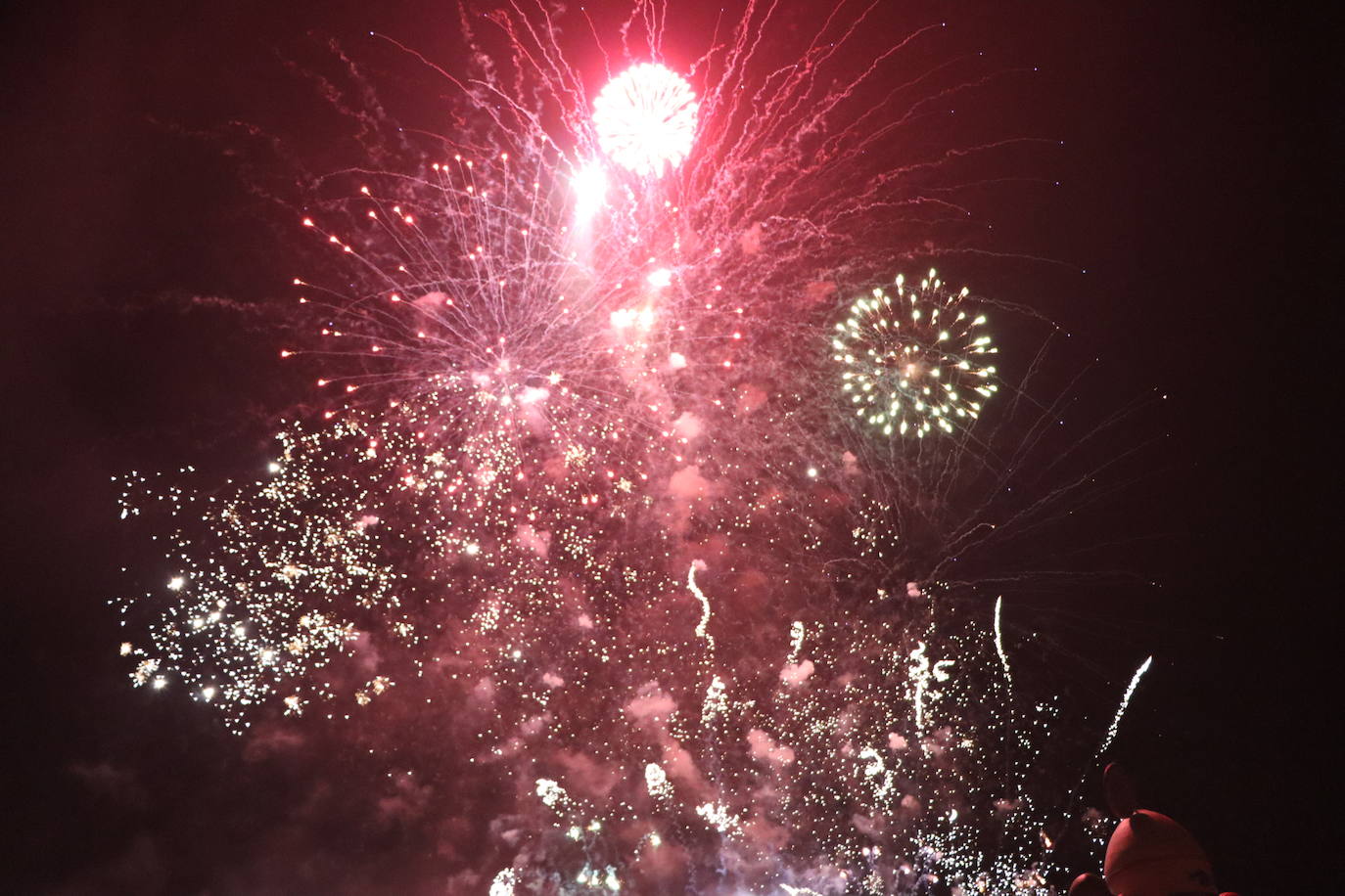 La pólvora ilumina la leonesa noche de San Juan