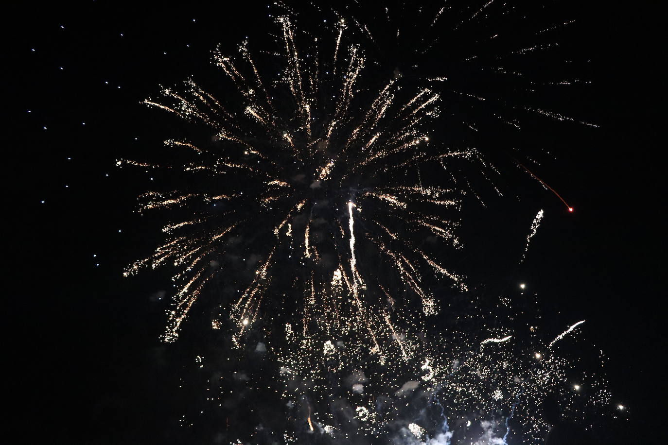 La pólvora ilumina la leonesa noche de San Juan