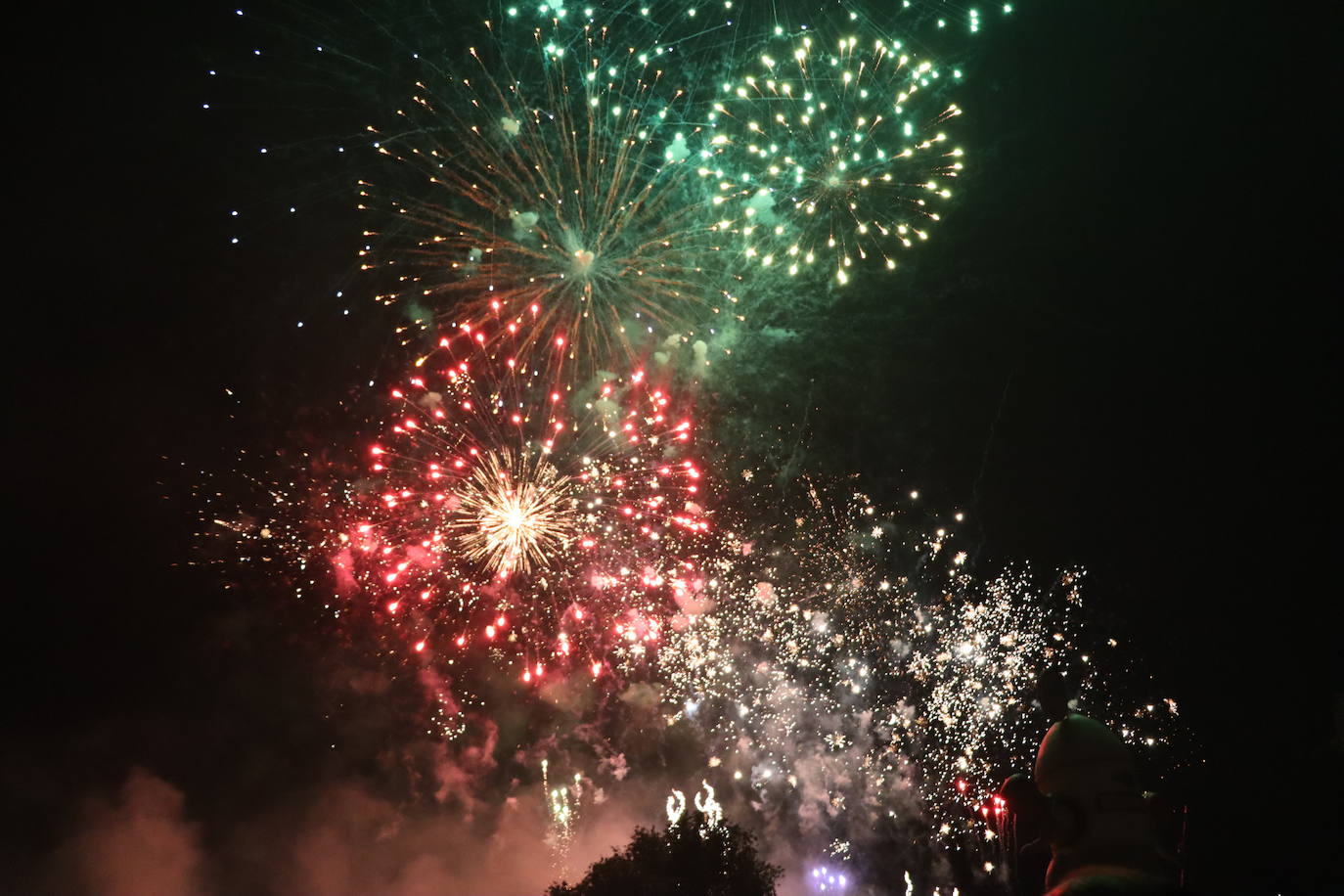 La pólvora ilumina la leonesa noche de San Juan