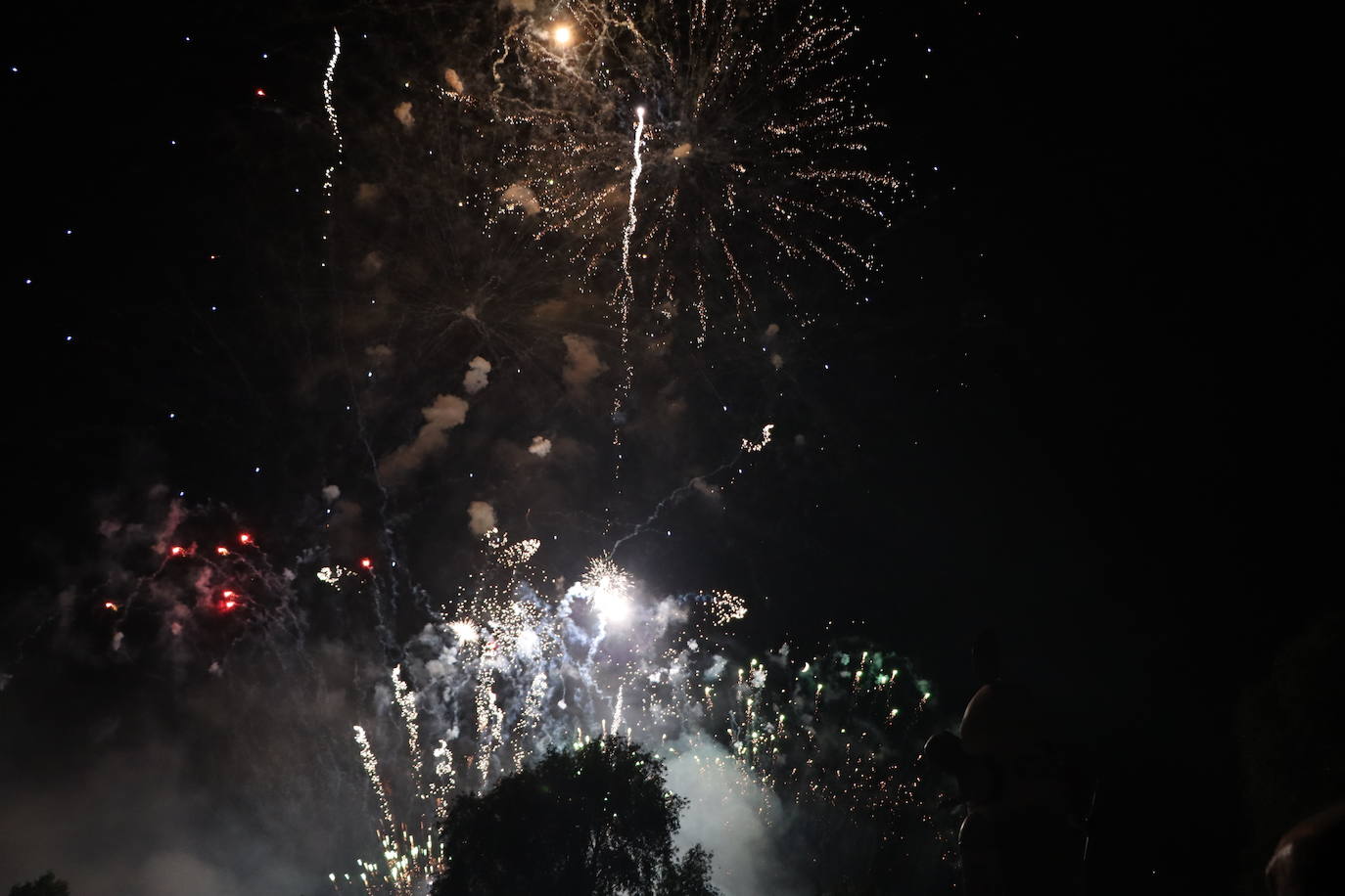 La pólvora ilumina la leonesa noche de San Juan