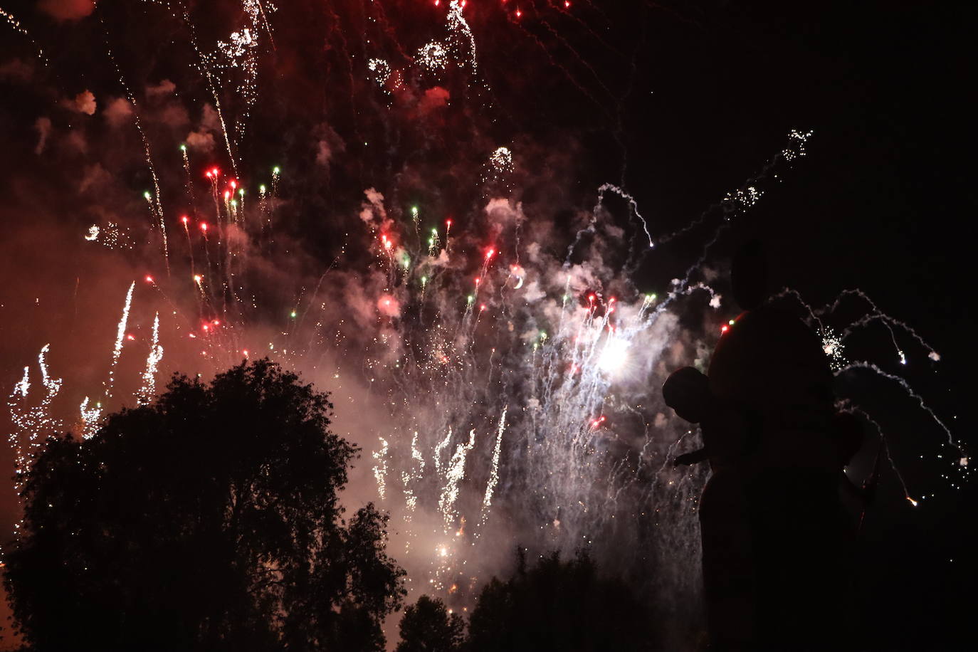 La pólvora ilumina la leonesa noche de San Juan