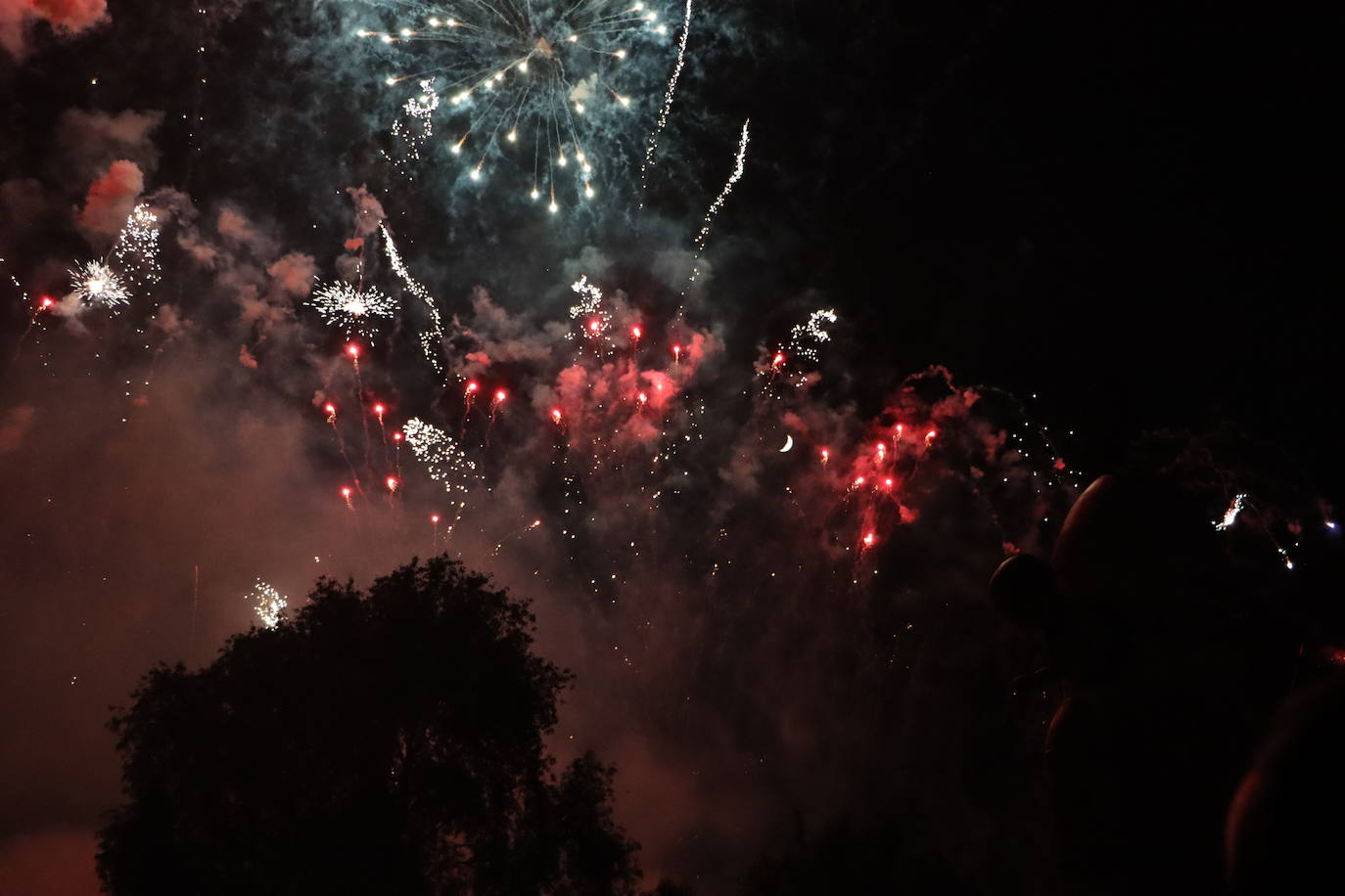 La pólvora ilumina la leonesa noche de San Juan