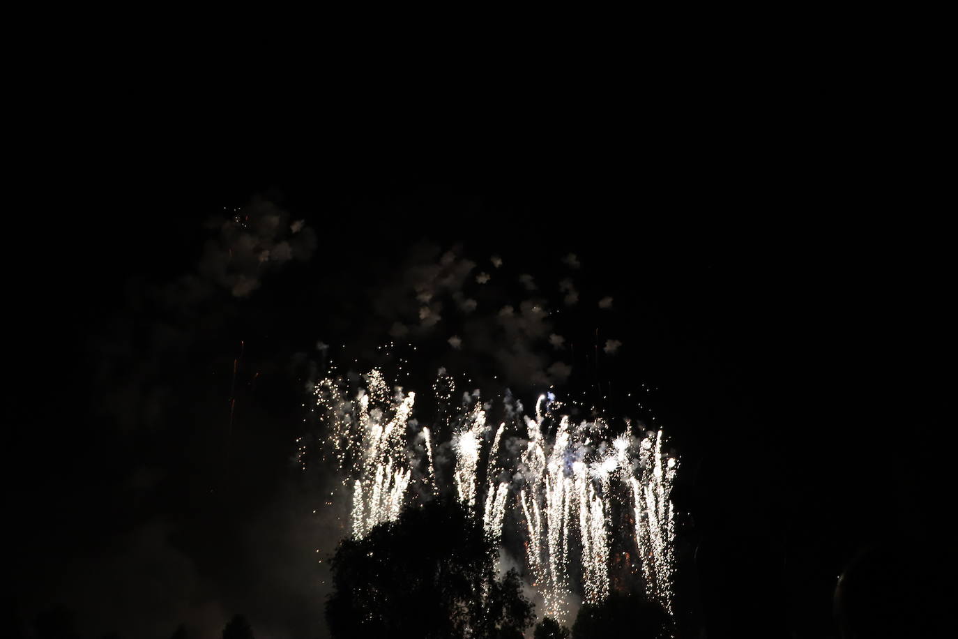 La pólvora ilumina la leonesa noche de San Juan