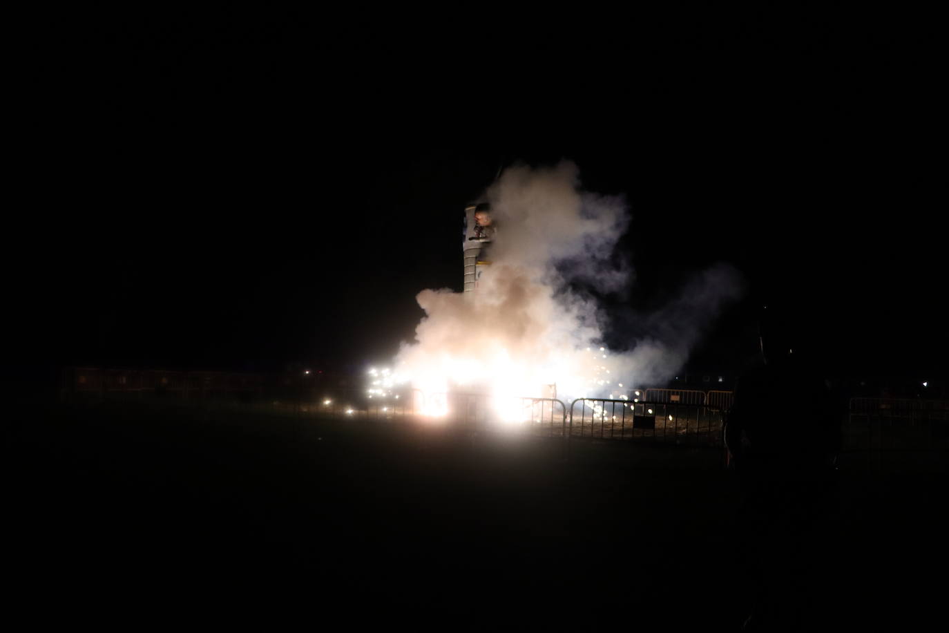 Arde la hoguera de San Juan en León