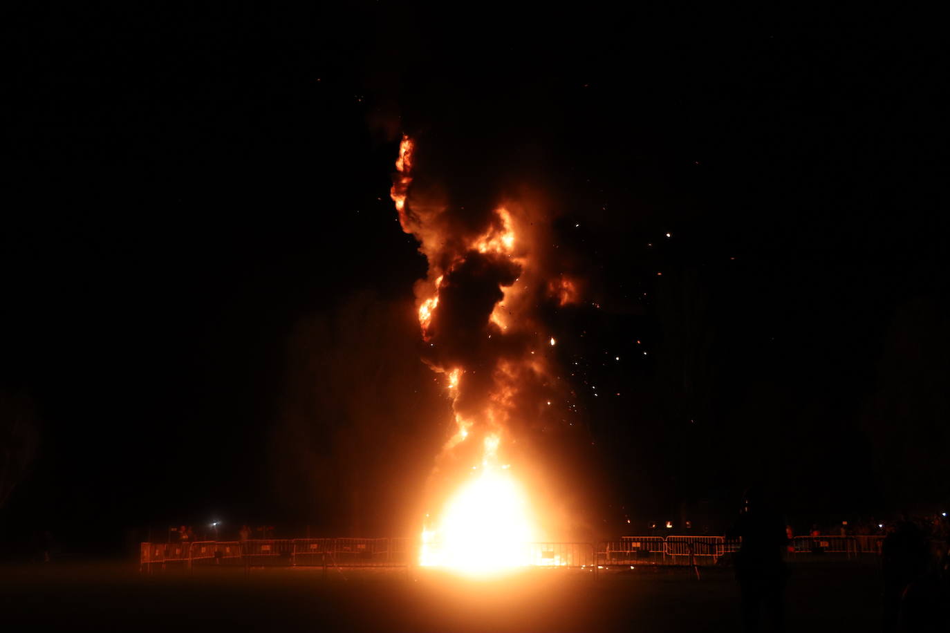 Arde la hoguera de San Juan en León