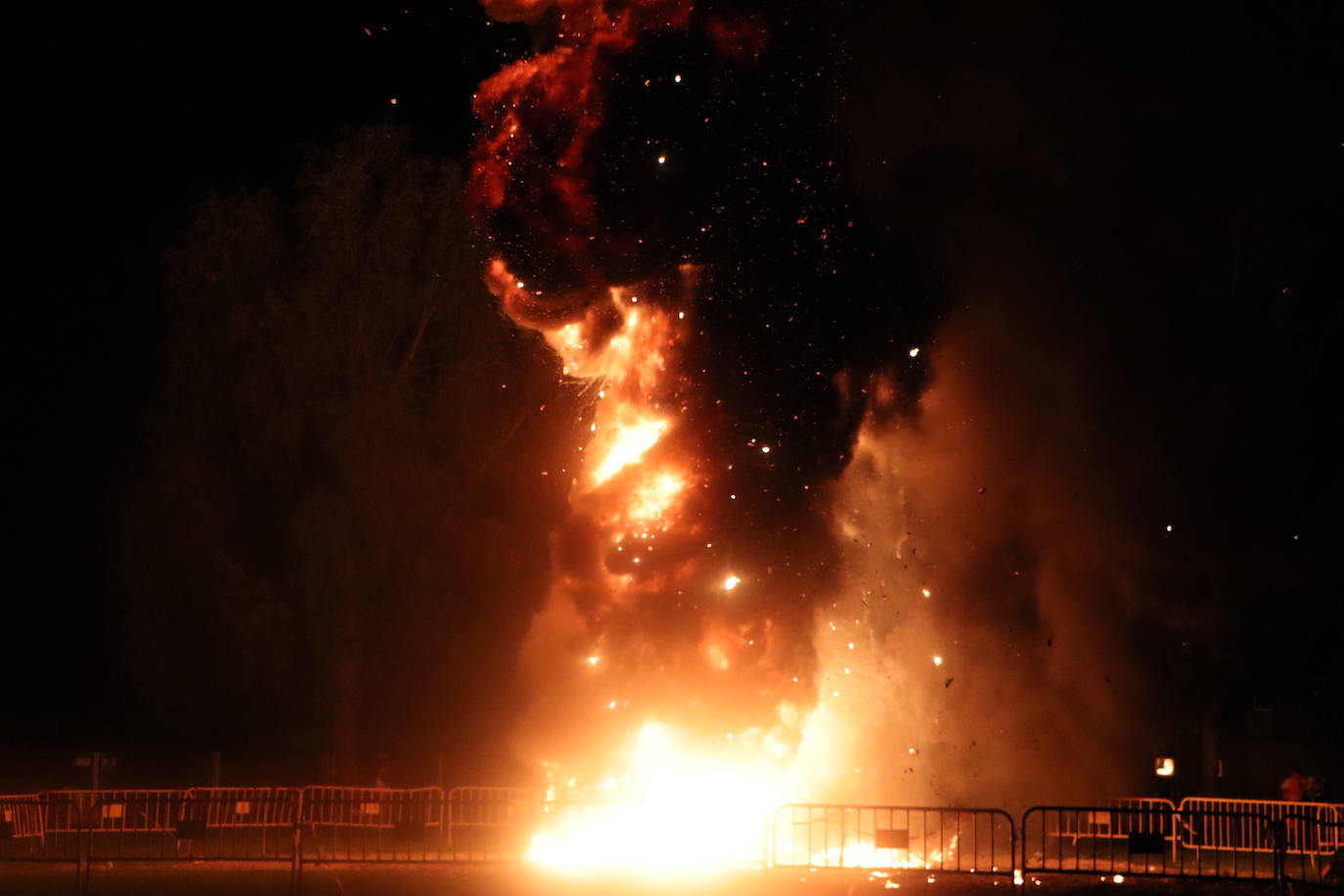 Arde la hoguera de San Juan en León