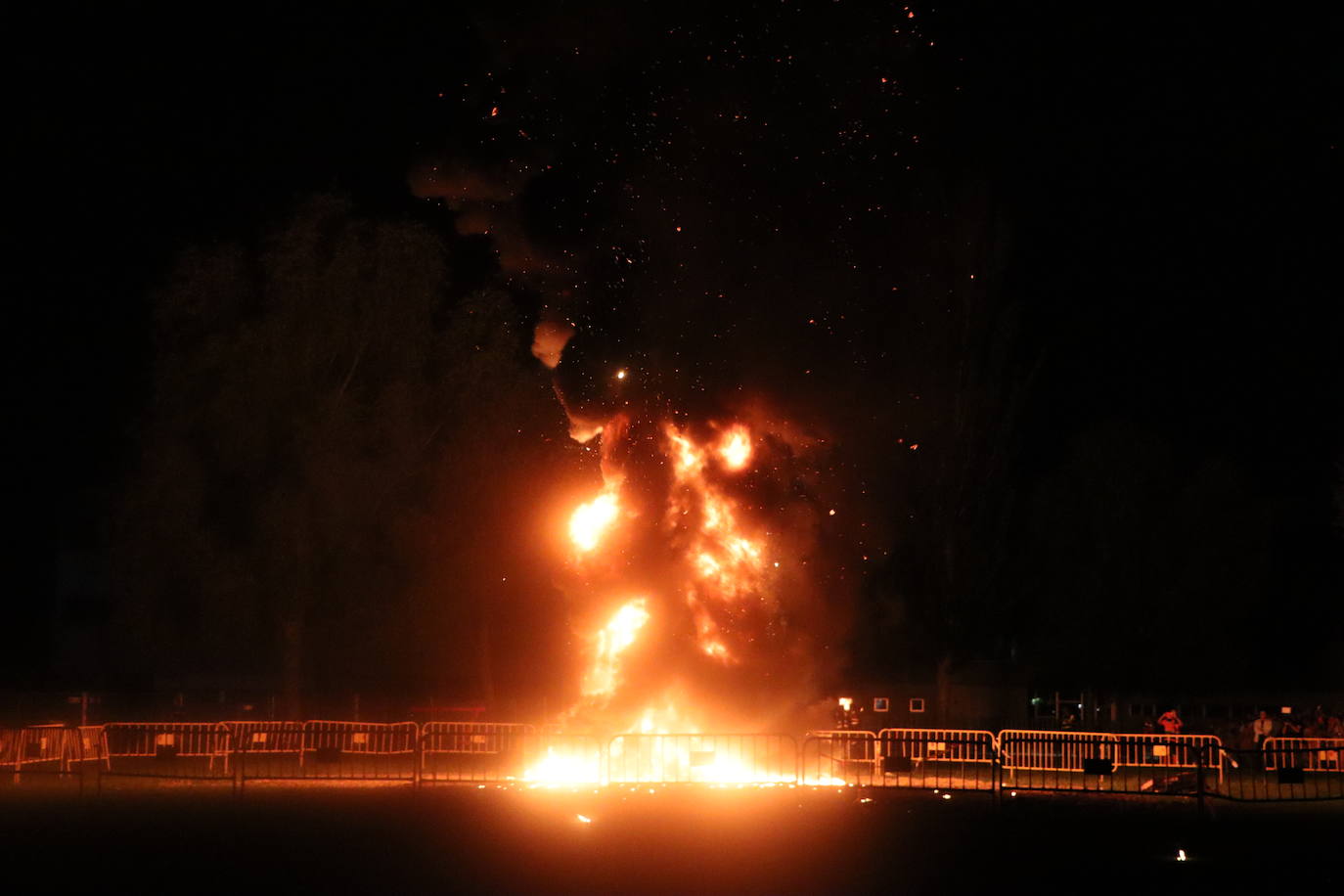 Arde la hoguera de San Juan en León