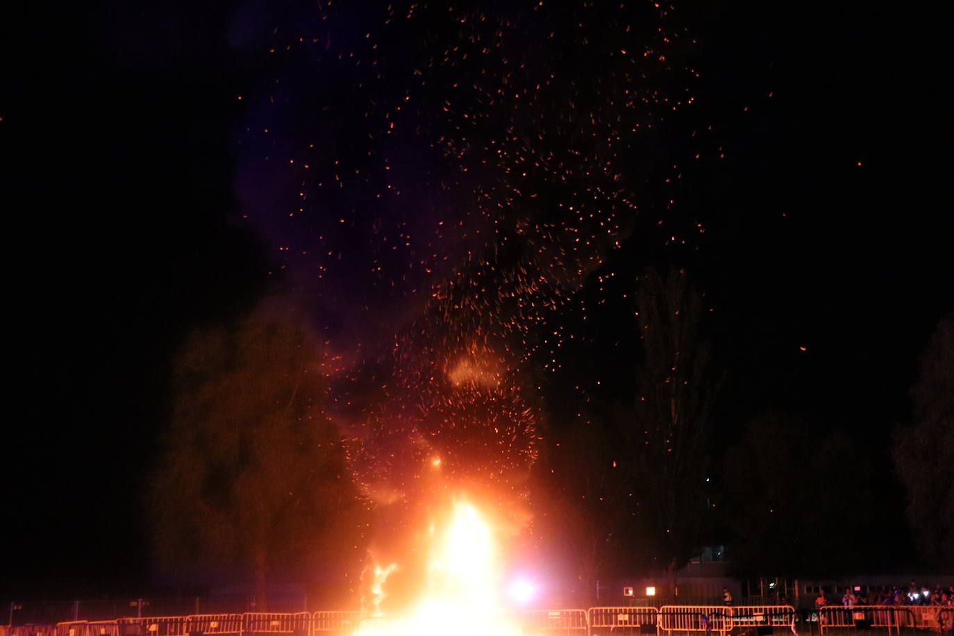 Arde la hoguera de San Juan en León