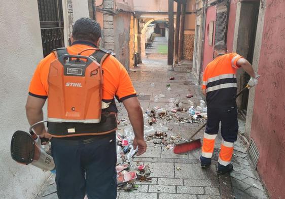 Las máquinas limpiadoras y los trabajadores del servicio municipal se afanaron toda la noche para retirar la basura.