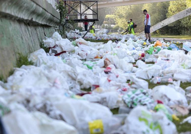 La resaca de San Juan deja a León invadida por la basura.