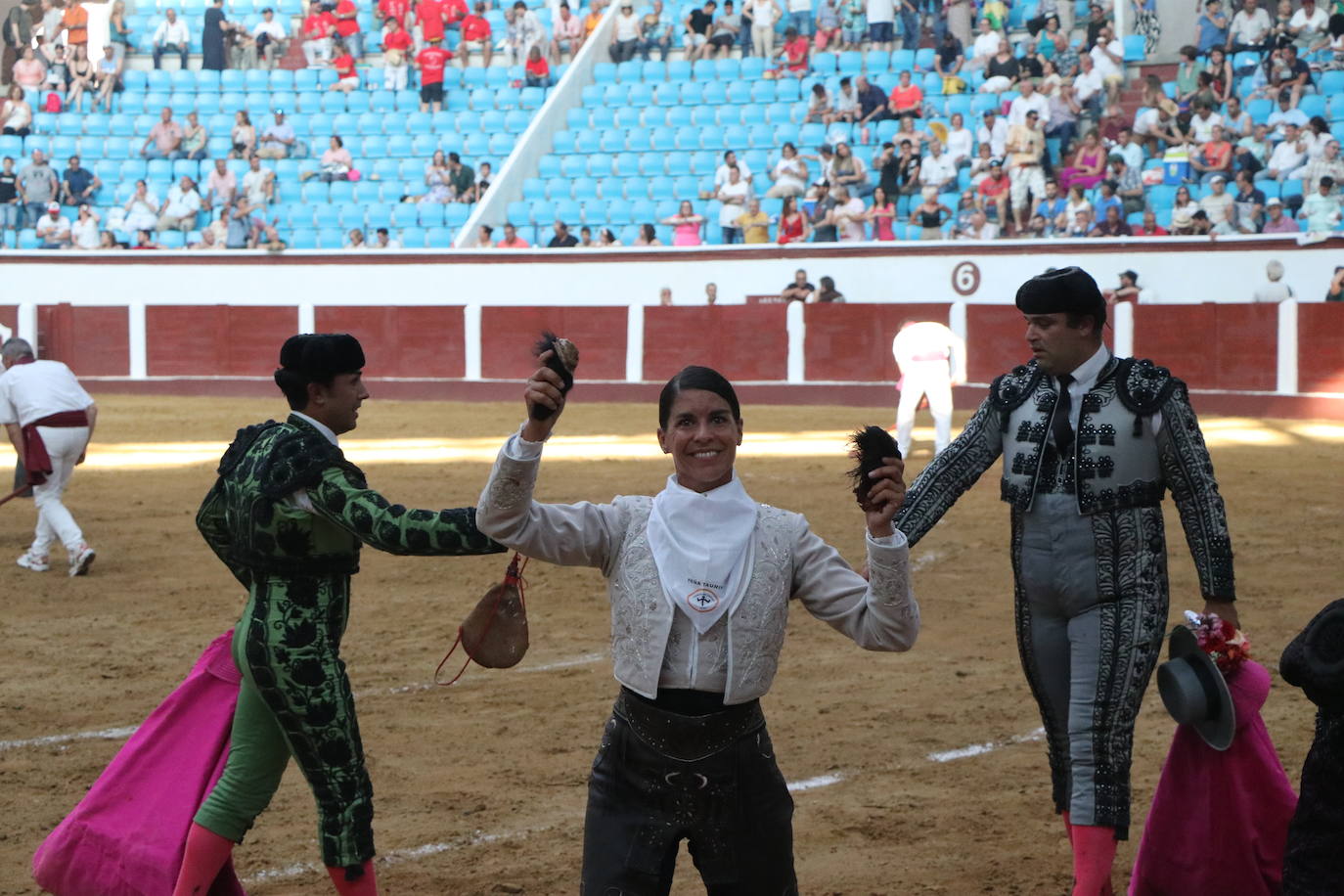 Imagen secundaria 2 - Lea Vicens y Diego Ventura abren la puerta grande de León