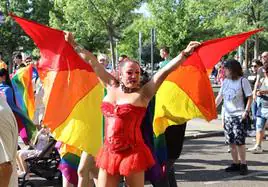 Una de las asistentes al desfile del Orgullo 2023 en León celebra la diversidad sexual.