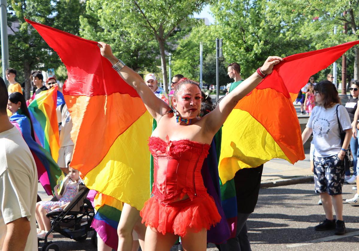 Una de las asistentes al desfile del Orgullo 2023 en León celebra la diversidad sexual.