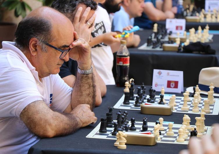 Partidas de ajedrez en el Palacio de los Guzmanes.