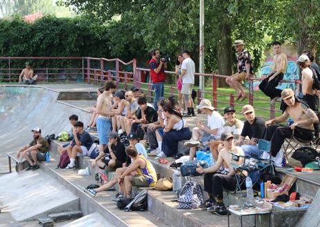 Imagen secundaria 1 - Decenas de patinadores se acercaron al 'skatepark' para participar en el 'Go Skateboarding Day de León