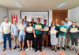 Entrega de diplomas y foto de familia de los reconocidos.