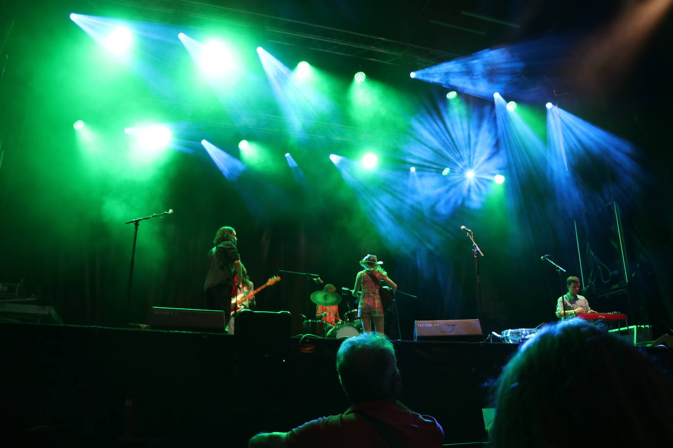 Nikki Lane derrocha talento country en León