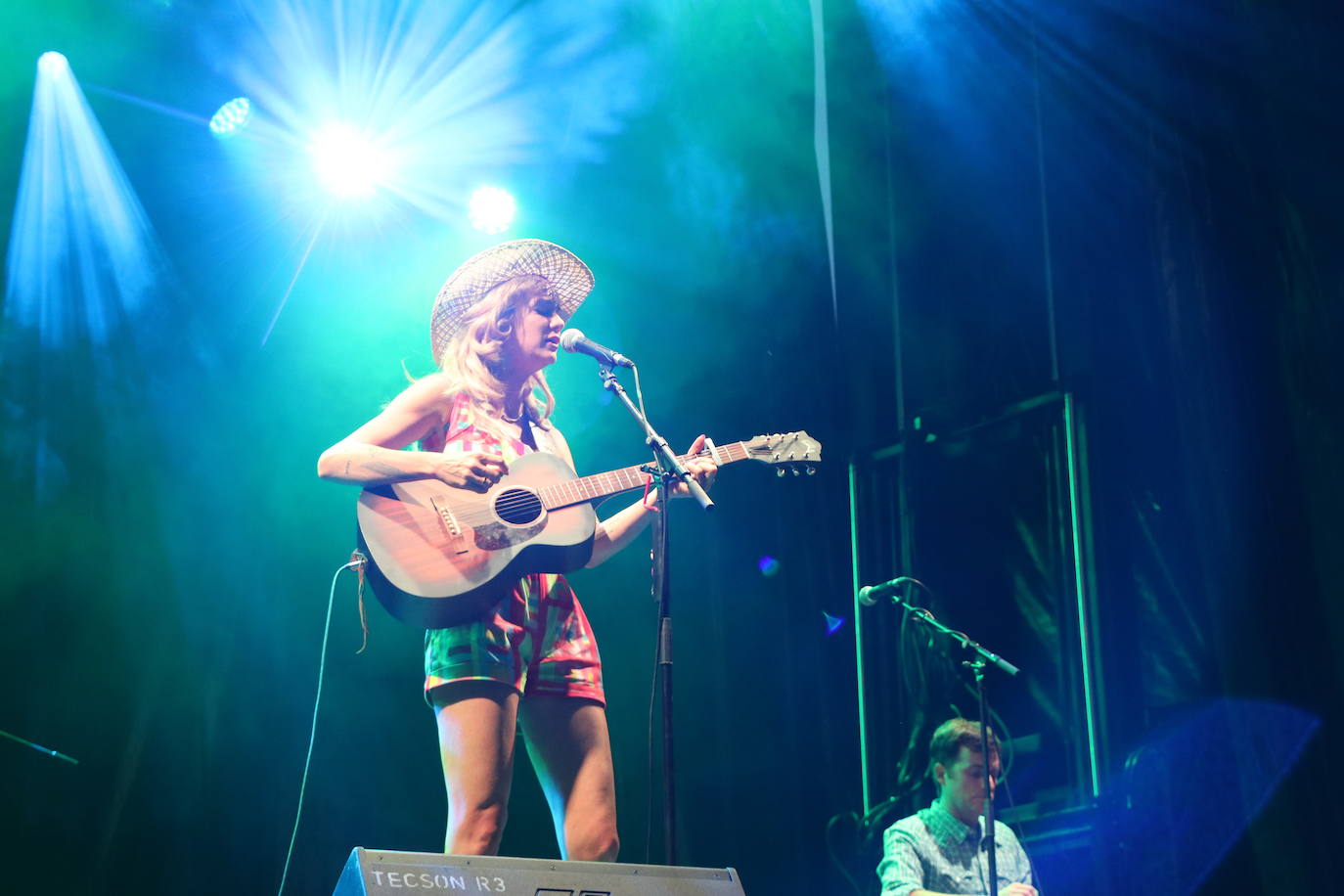 Nikki Lane derrocha talento country en León